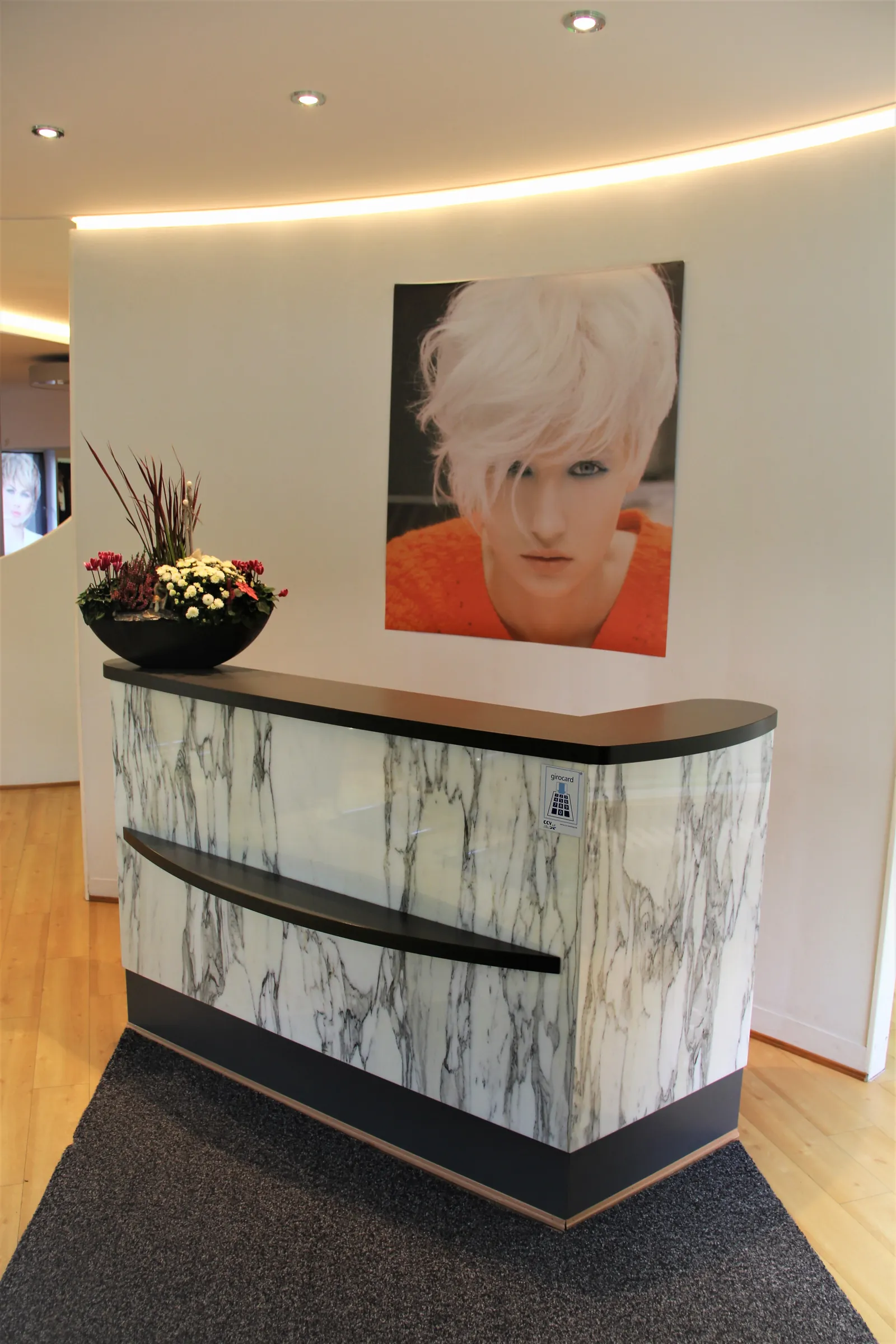 Empfang im Salon Sieker – Marmortresen mit Blumen unter der Lichtleiste